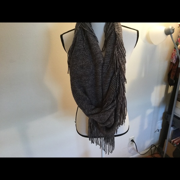 Infinity scarf in shades of Gray with fringe - Picture 3 of 5